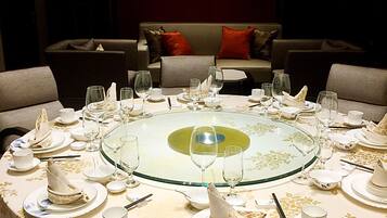 2 restaurants, breakfast, lunch, dinner served; Chinese cuisine