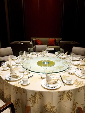 2 restaurants, breakfast, lunch, dinner served; Chinese cuisine  - Golden Eagle Summit Hotel Kunshan (Suzhou)