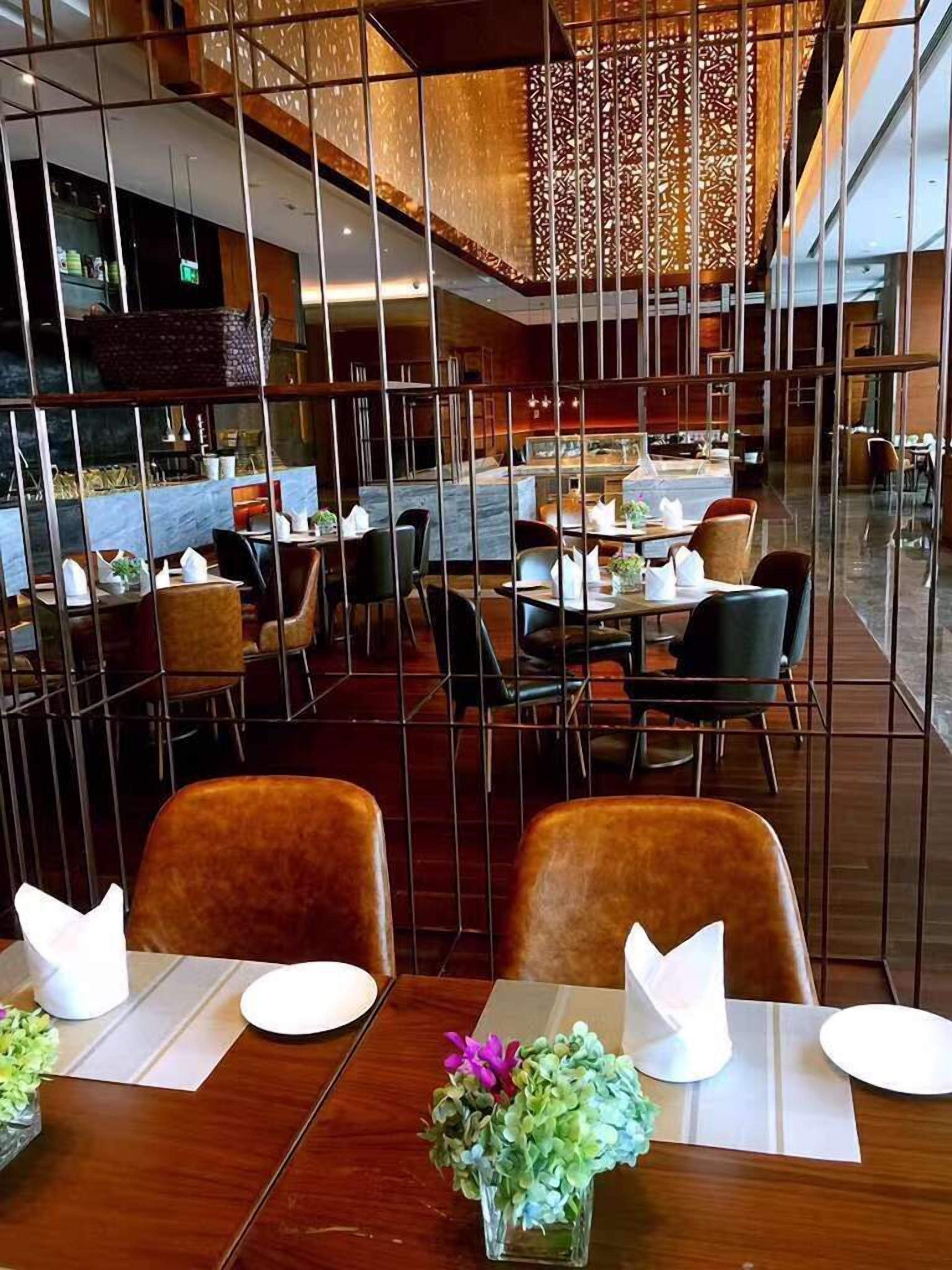 2 restaurants, breakfast, lunch, dinner served; chinese cuisine