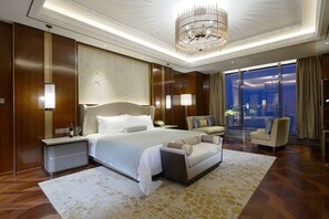 Suite presidencial | Ropa de cama de alta calidad, minibar, caja fuerte y escritorio