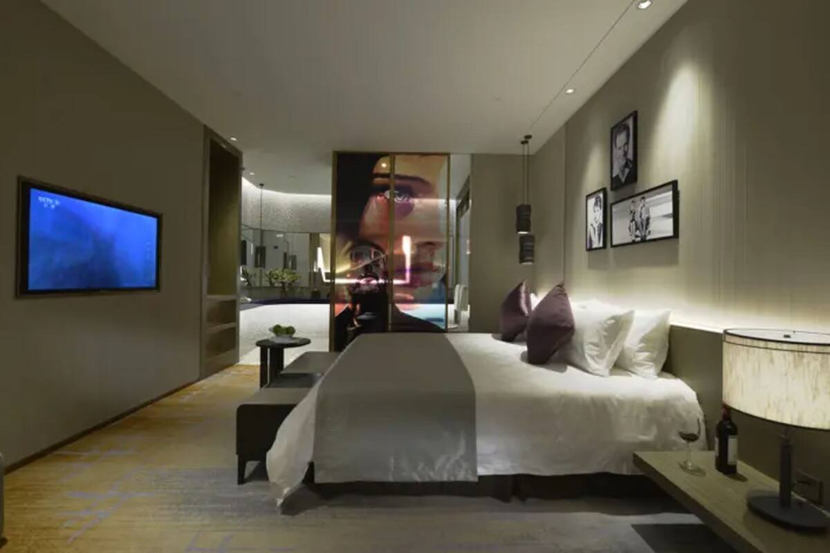 Legendary King Room | Premium bedding, minibar, in-room safe, desk