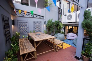 Outdoor dining - Puck Hostel (Bangkok)