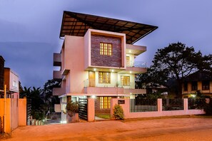 Fachada da propriedade à noite