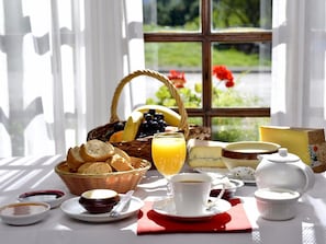 Daily continental breakfast (EUR 8.50 per person)