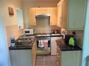 Apartment (No 7) | Private kitchen | Full-size fridge, microwave, oven, stovetop - Aigburth Apartments - Sandringham (Liverpool)