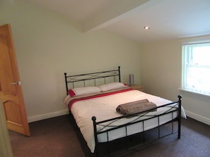 Apartment (No 8) | 1 bedroom, individually decorated, blackout drapes, iron/ironing board - Aigburth Apartments - Sandringham (Liverpool)