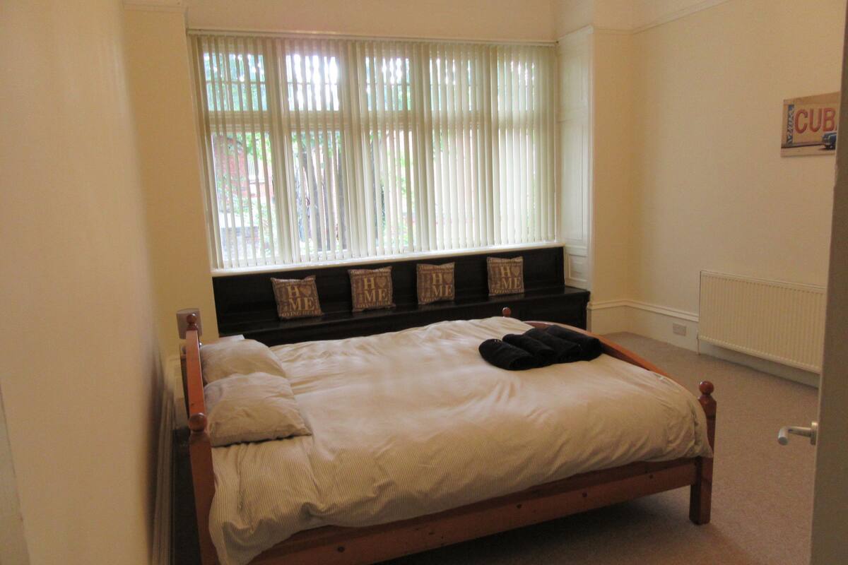 Apartment, 1 Bedroom (No 1) | 1 bedroom, blackout drapes, iron/ironing board, WiFi (free)