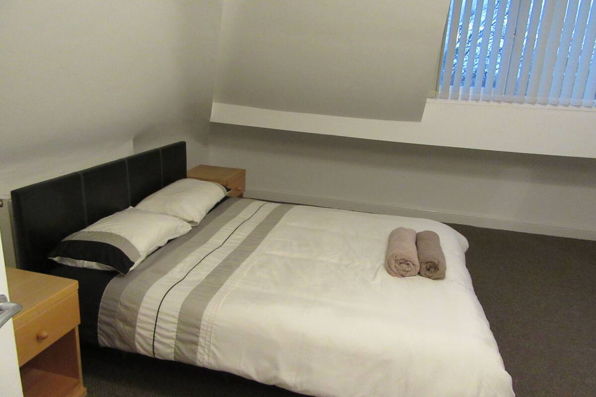 Apartment, 1 Bedroom (No 5) | 1 bedroom, blackout drapes, iron/ironing board, WiFi (free)