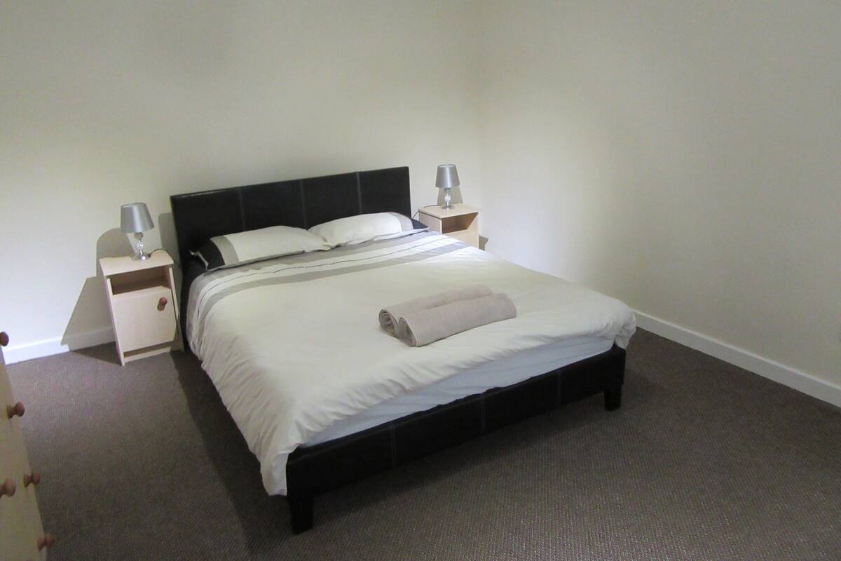 Apartment, 1 Bedroom (No 4) | 1 bedroom, blackout drapes, iron/ironing board, WiFi (free)