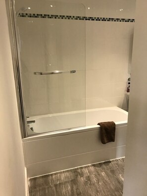 Apartment, 1 Schlafzimmer (No 5) | Dusche im Bad