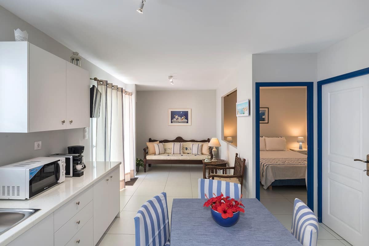 Suite Confort, 2 camas Queen size, 2 baños | Área de sala de estar | Televisión de 14 pulgadas con canales vía satélite