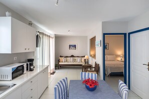 Comfort Suite, 2 Queen Beds, 2 Bathrooms | Living area | 14-inch TV with satellite channels - Sea View Studios (Syros)