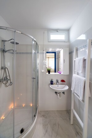 Comfort Suite, 2 Queen Beds, 2 Bathrooms | Bathroom | Shower, hair dryer, towels - Sea View Studios (Syros)