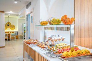 朝食、ランチ、ディナーに営業