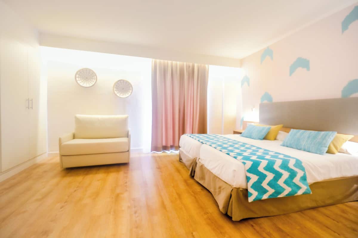 Chambre Triple | Bureau, rideaux occultants, lits pliants/supplémentaires, Wi-Fi gratuit