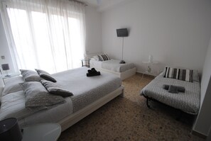 4 人部屋 エンスイート (with balcony) | デスク、ベビーベッド (無料)、WiFi (無料)、ベッドシーツ