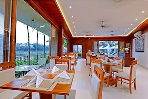 Phục vụ bữa sáng, bữa trưa, bữa tối, món ăn mang phong cách quốc tế