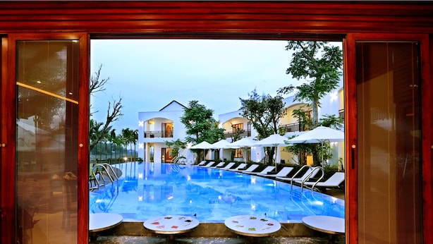 Poolside bar - Azumi Villa Hotel (Hoi An)