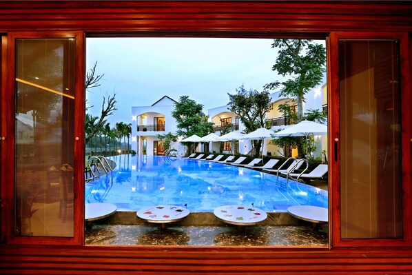 Quầy bar bên hồ bơi