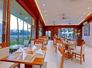 供應早餐、午餐、晚餐；多國菜