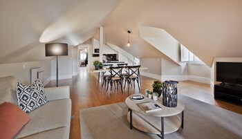 Apartamento superior, 1 habitación | Sala de estar | Una televisión de pantalla plana