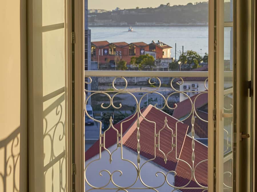 Sistema de insonorización, tabla de planchar con plancha y wifi gratis