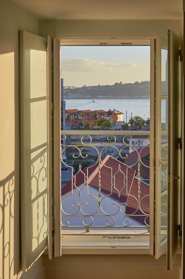 Premium Apartment, 1 Bedroom, River View | Soundproofing, iron/ironing board, free WiFi - Lisbon Five Stars Apartments - Bica 246 (Lisbon)