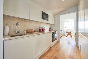 Apartamento premium, 3 quartos, vista para o rio | Cozinha privada | Geladeira grande, micro-ondas, fogão, cooktop