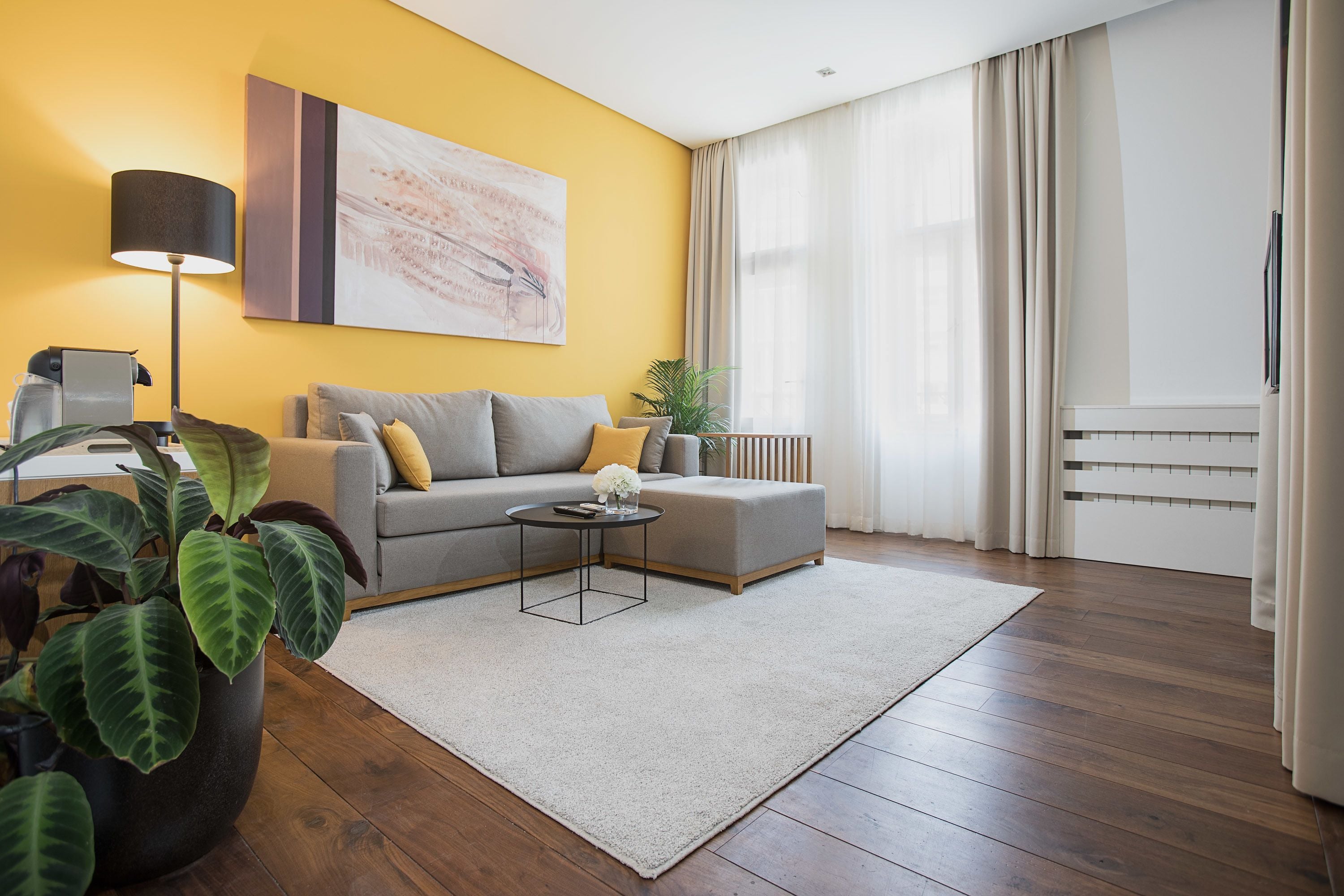 이그제큐티브 스튜디오 스위트, 발코니 | 거실 공간 | LCD TV