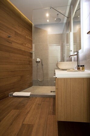 Junior Room | Bathroom | Shower, rainfall showerhead, free toiletries, hair dryer - Dominic Smart & Luxury Suites Terazije (Belgrade)