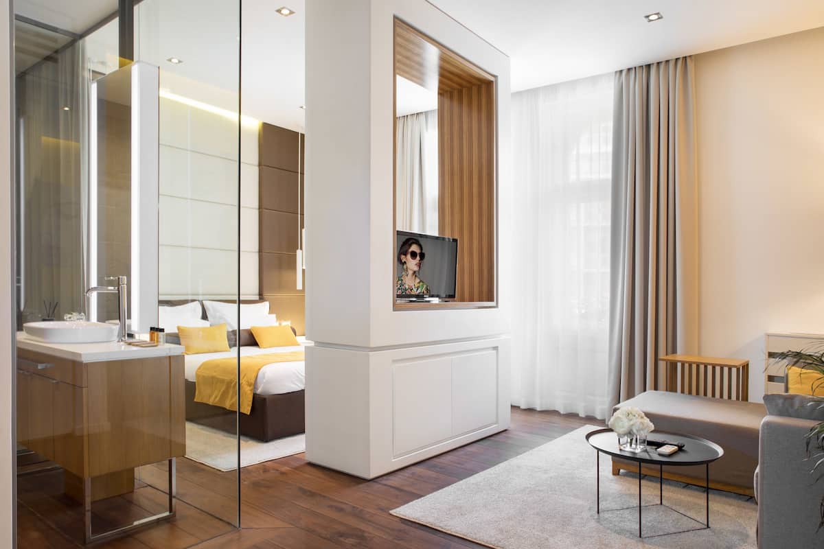 Executive Studio Suite, Balcony | Hypo-allergenic bedding, minibar, in-room safe, blackout curtains