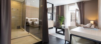 Dominic & Smart Luxury Suites Republic Square