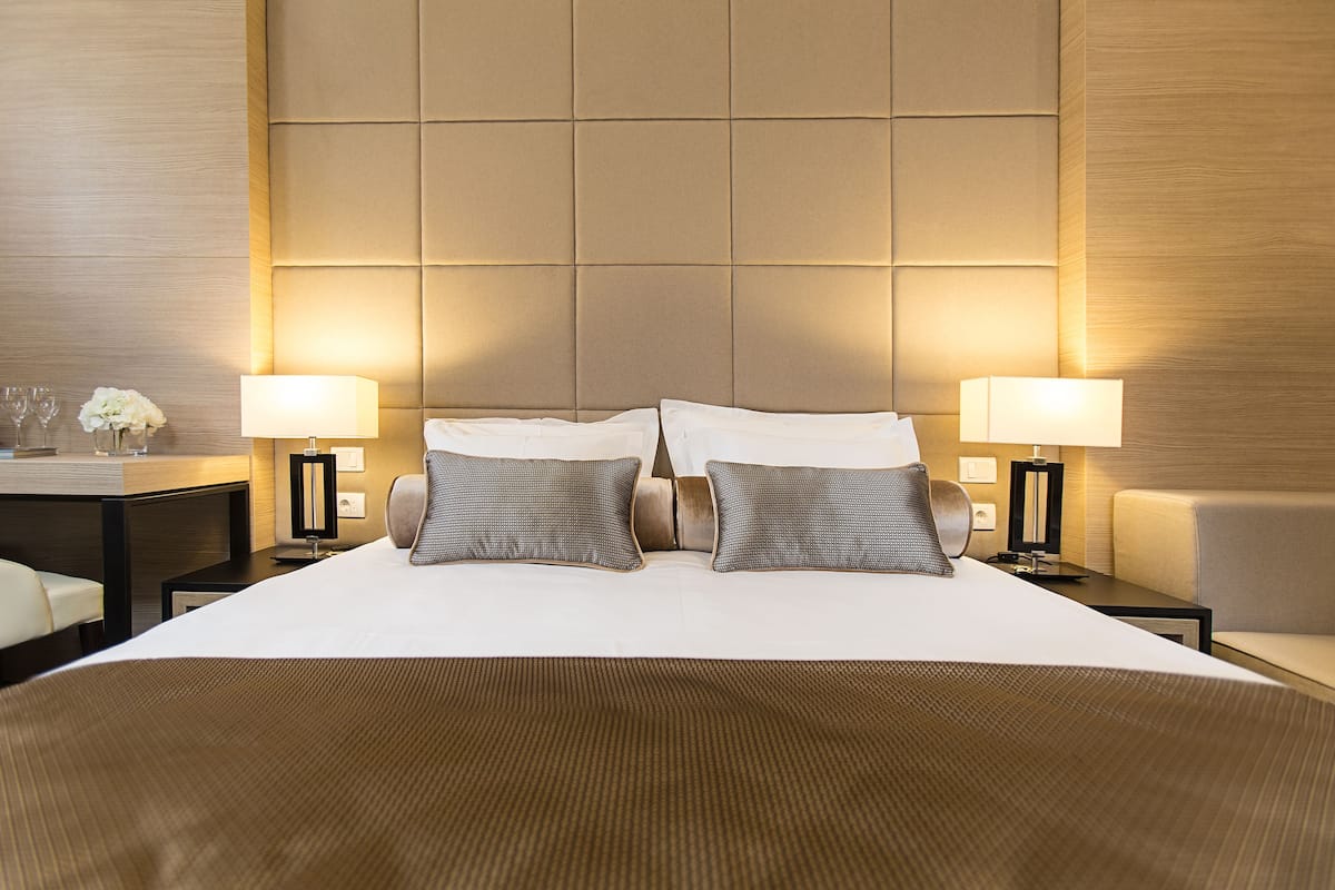 Ropa de cama de alta calidad, minibar, caja fuerte y escritorio