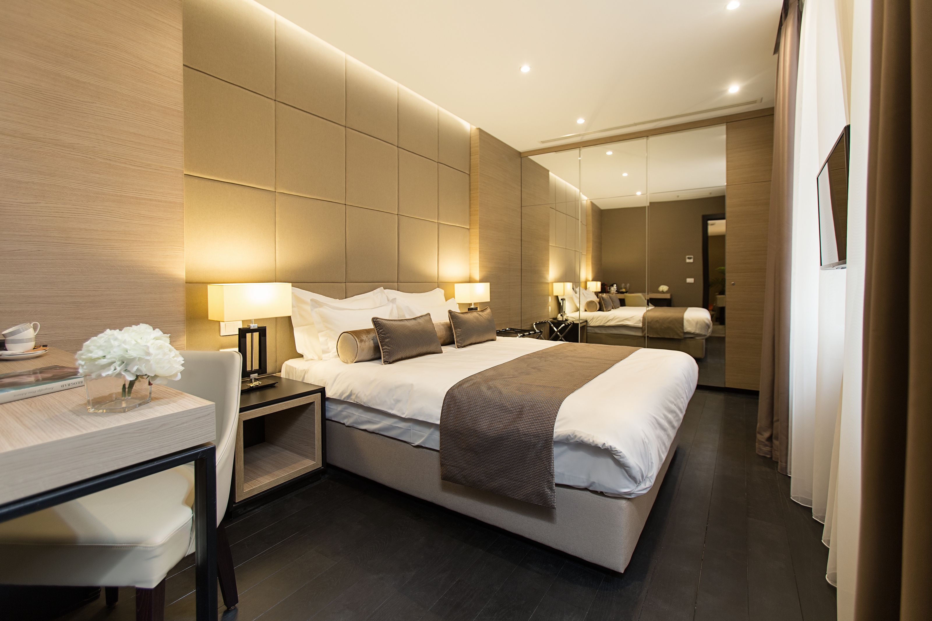 Photo - Dominic Smart & Luxury Suites - Republic Square