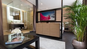 이그제큐티브 스튜디오 스위트 | 거실 공간 | 케이블 채널 시청이 가능한 32인치 LCD TV, TV