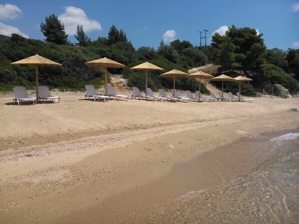 On the beach, sun loungers, beach umbrellas - Red Coral Apartments (Polygyros)