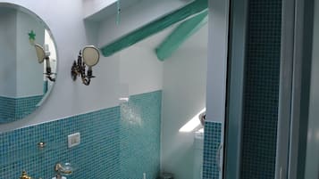 Appartamento Deluxe, 2 camere da letto, cucina, vista mare | Bagno | Set di cortesia gratuito, asciugacapelli, pantofole, bidet