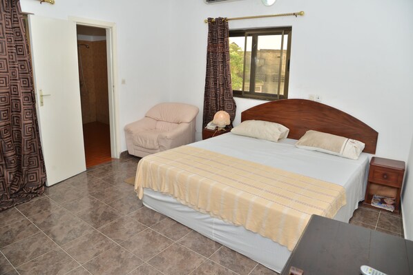 Standard Double Room | Minibar, desk, blackout drapes, soundproofing - Hotel Résidence Lobal (Lomé)