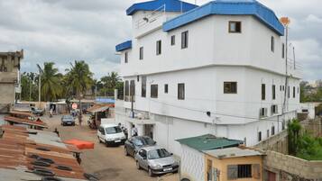 Vista frontal de la propiedad