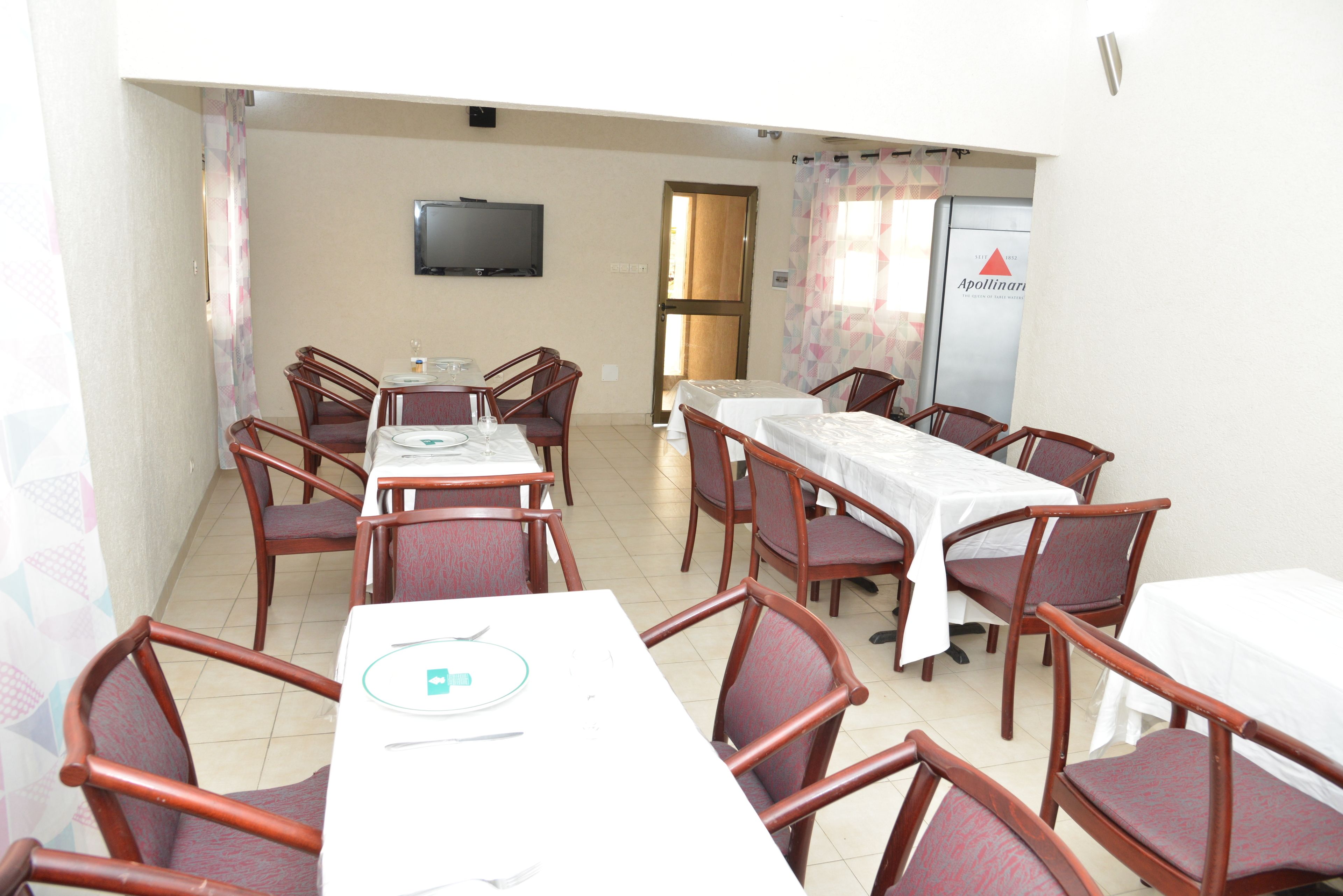 Breakfast, lunch, dinner served; local and international cuisine 