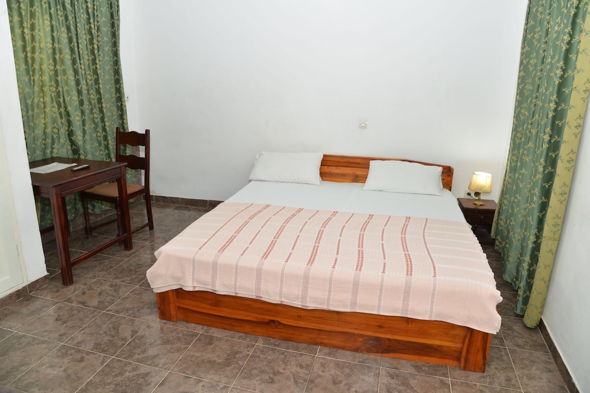 Habitación básica doble | Minibar, escritorio, cortinas opacas y sistema de insonorización