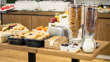 Family Quadruple Room, 2 Bedrooms | Breakfast area | Free daily breakfast