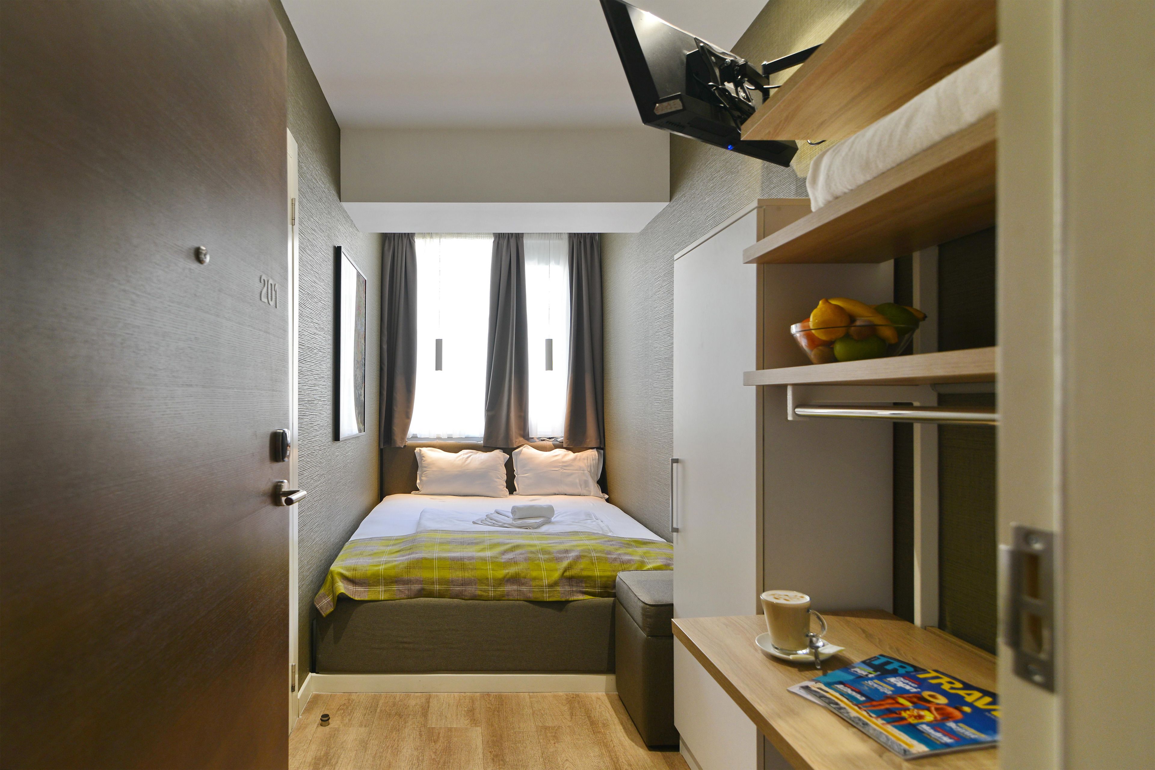 economy room | hypo-allergenic bedding, minibar, in-room safe, blackout curtains