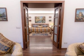 Minibar, in-room safe, desk, free cribs/infant beds - King's Suites Hotel (Beirut)