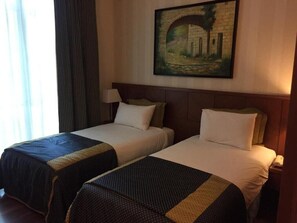 Minibar, in-room safe, desk, free cribs/infant beds - King's Suites Hotel (Beirut)