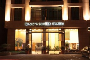 Front of property - evening/night - King's Suites Hotel (Beirut)
