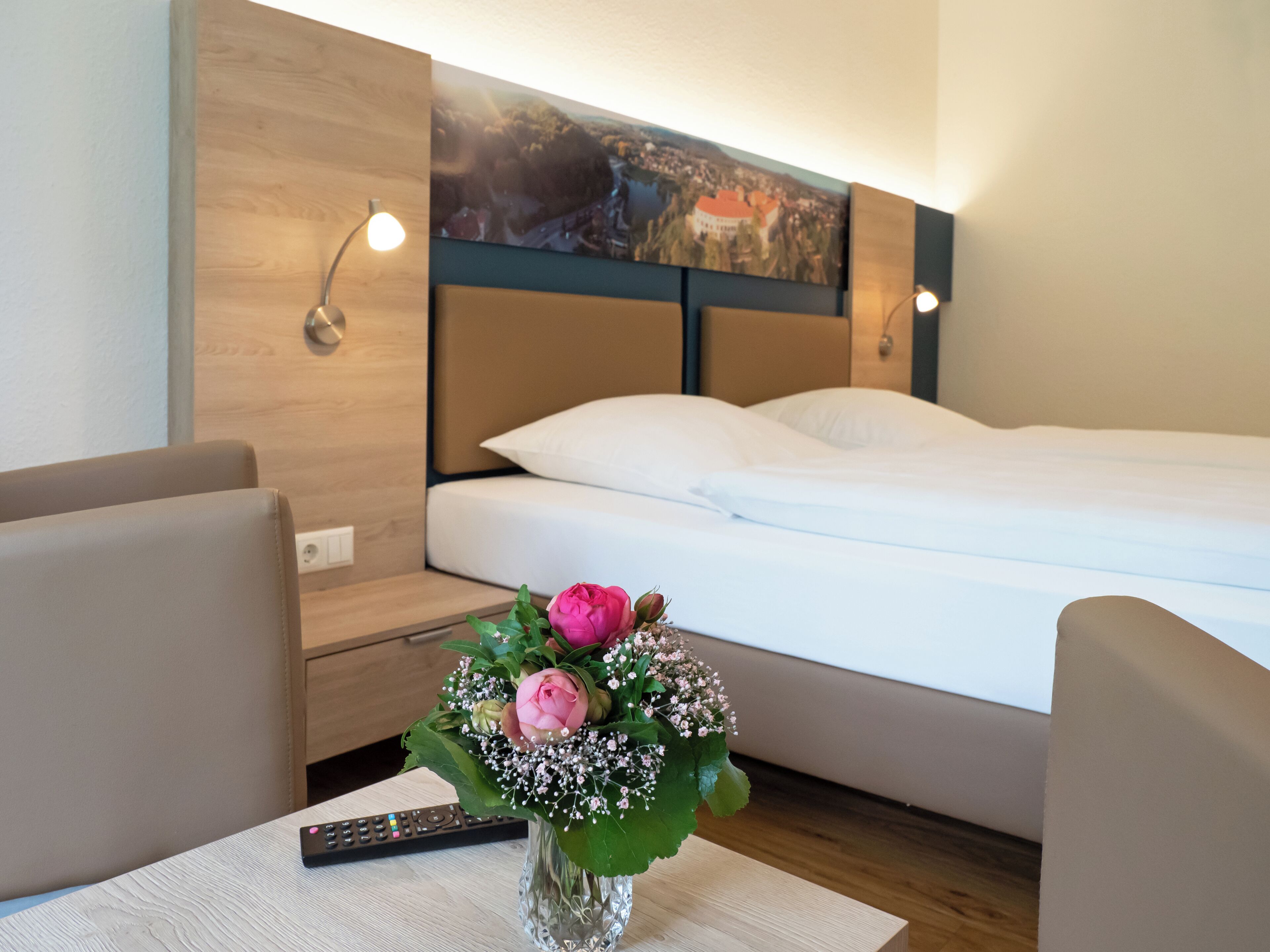 desk, free wifi, bed sheets