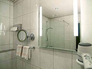Ducha, secador de pelo y toallas