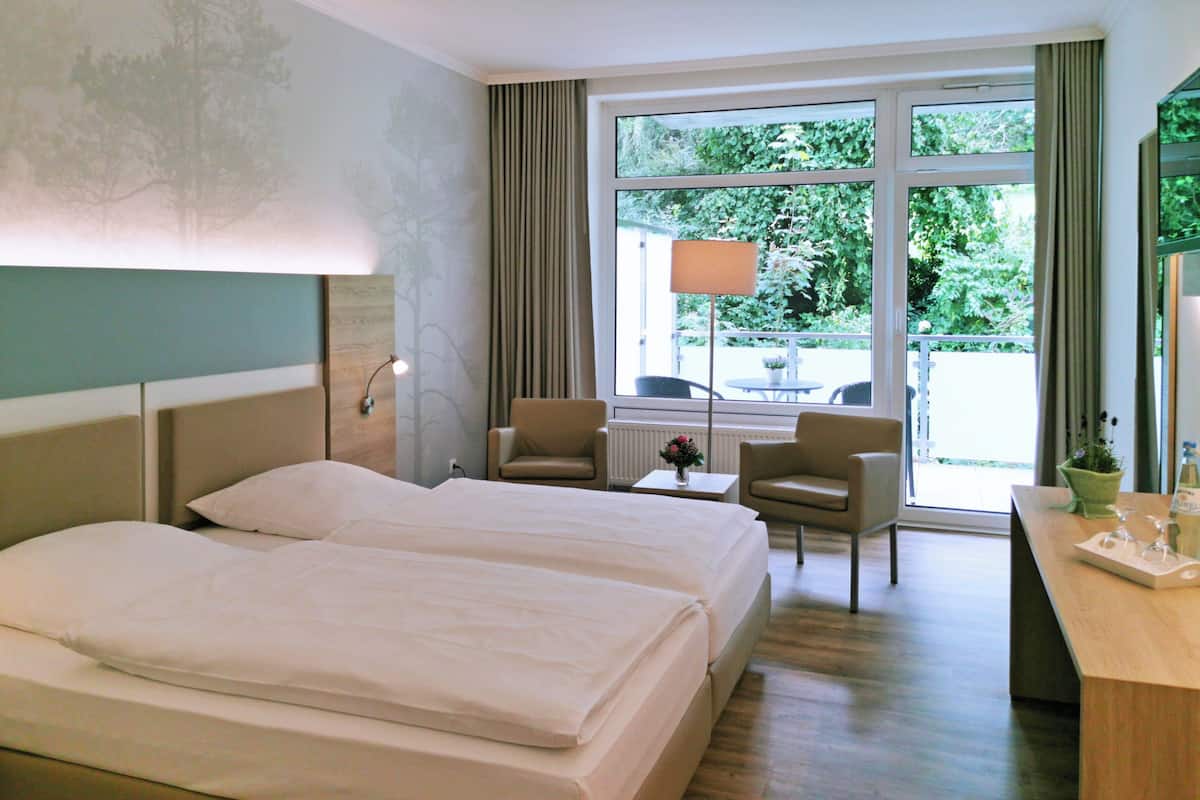 Een bureau, gratis wifi, beddengoed