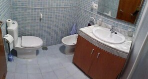 Apartamento, 2 quartos | Banheiro